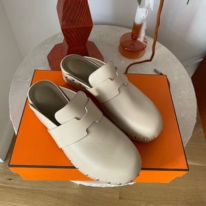 Hermes leather Calya clogs in beige color
36/ US 6